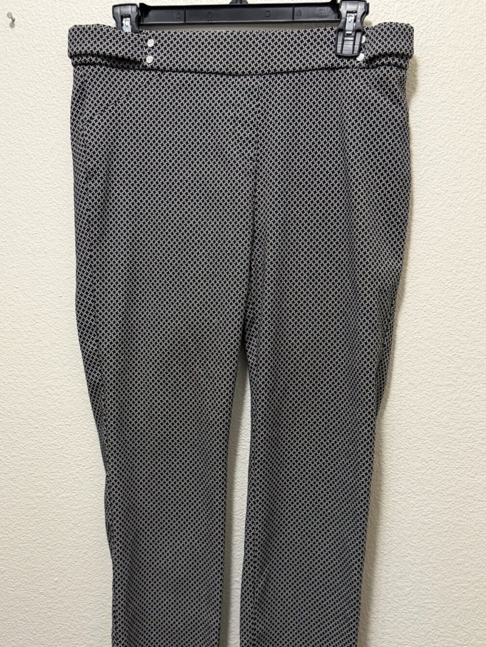 Rafaella black and white pull on ankle pants with elastic waistband, size 8